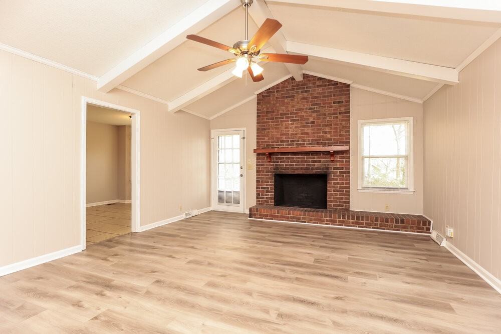 2406 Hillmont Dr - Photo 4 of 16