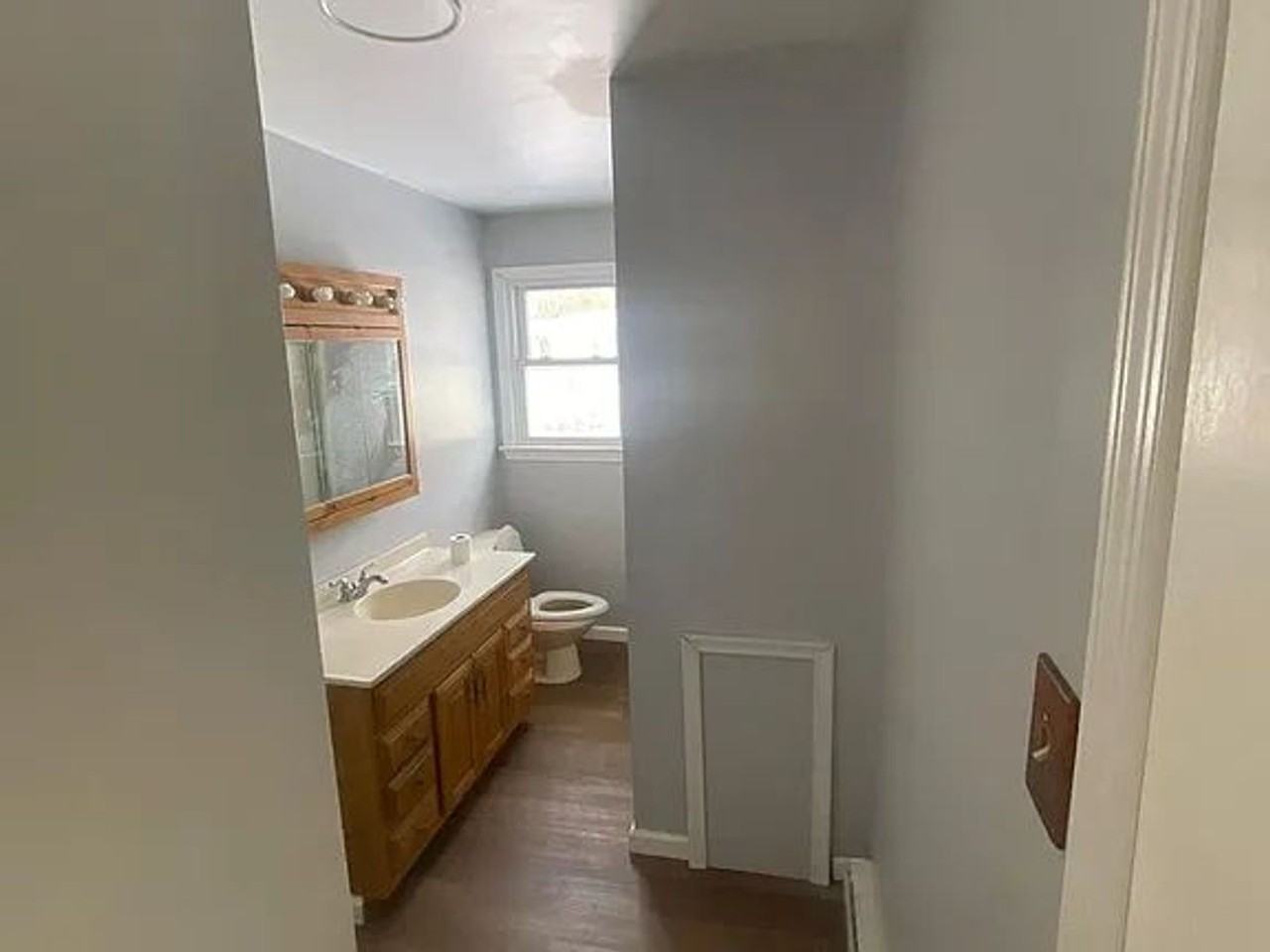 443 Manor Ave - Photo 3 of 8