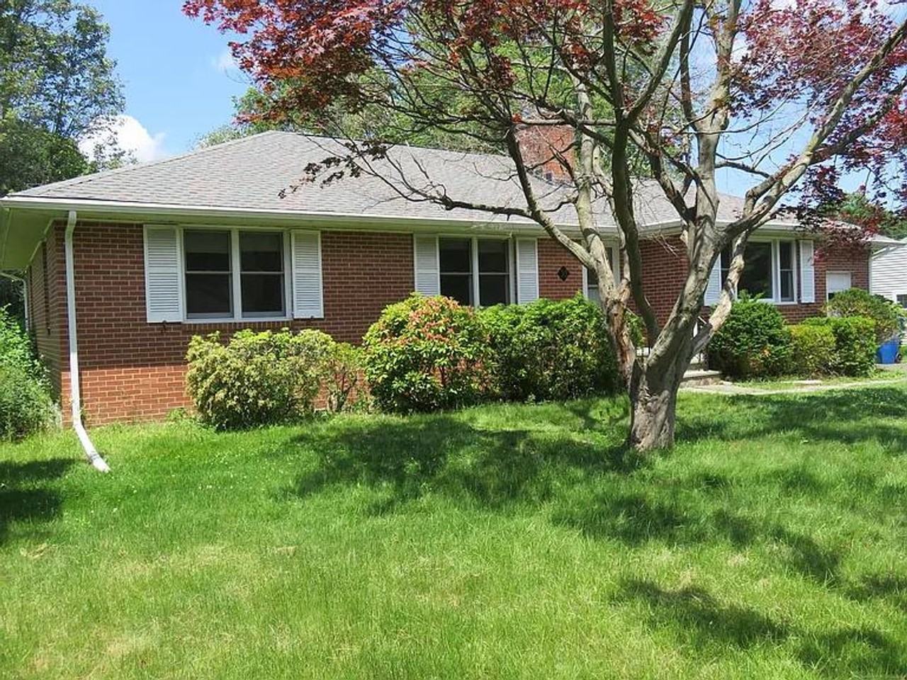 30 Holmes Cir - Photo 2 of 21