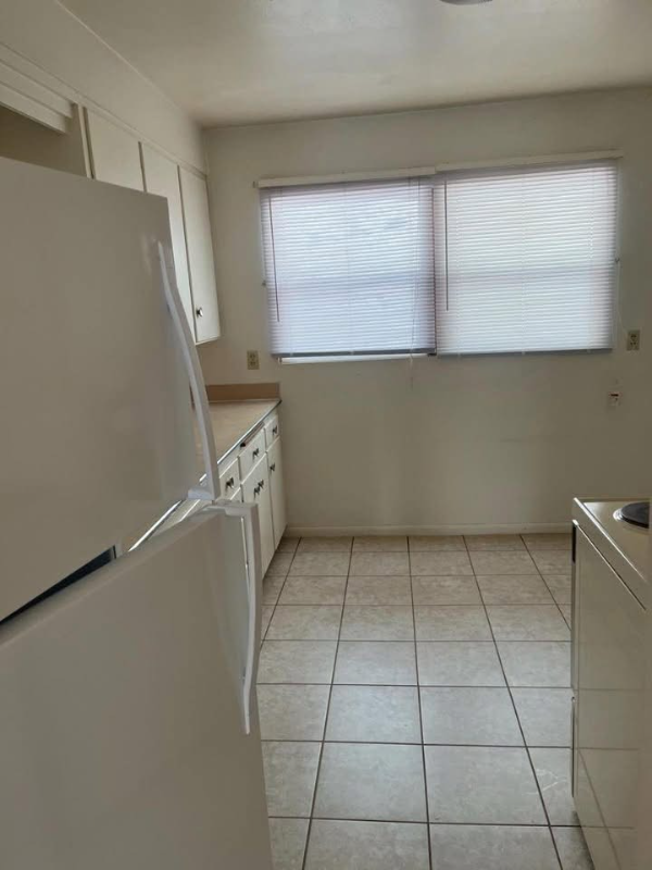 707 12th St W #B - Photo 3 of 10