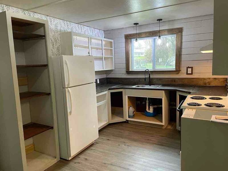 102 Pleasant St - Photo 3 of 6