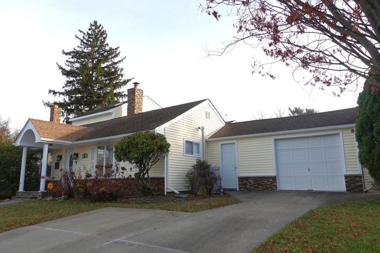 4 Greenway Dr - Photo 2 of 13