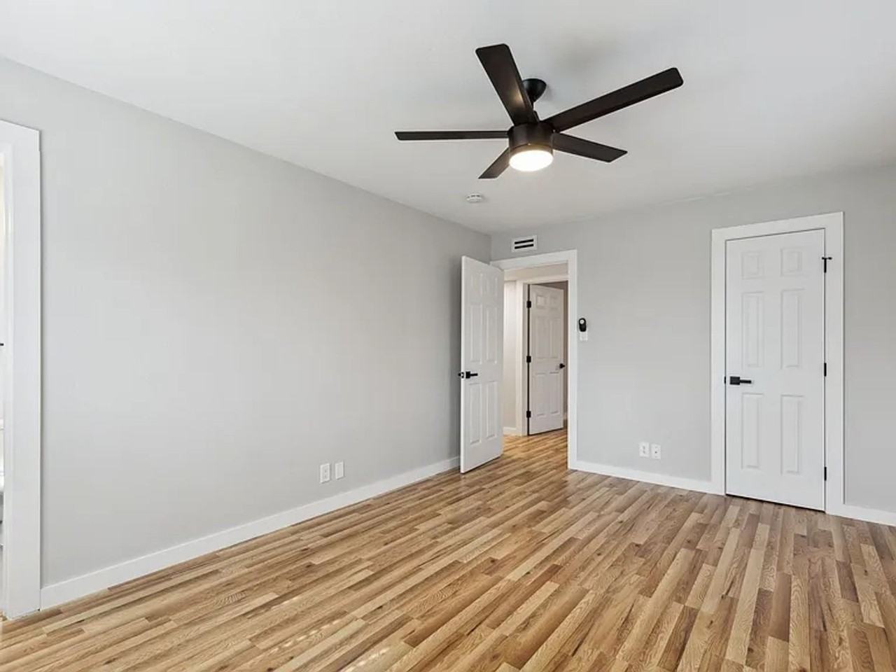 827 Greenhaven Dr - Photo 2 of 23