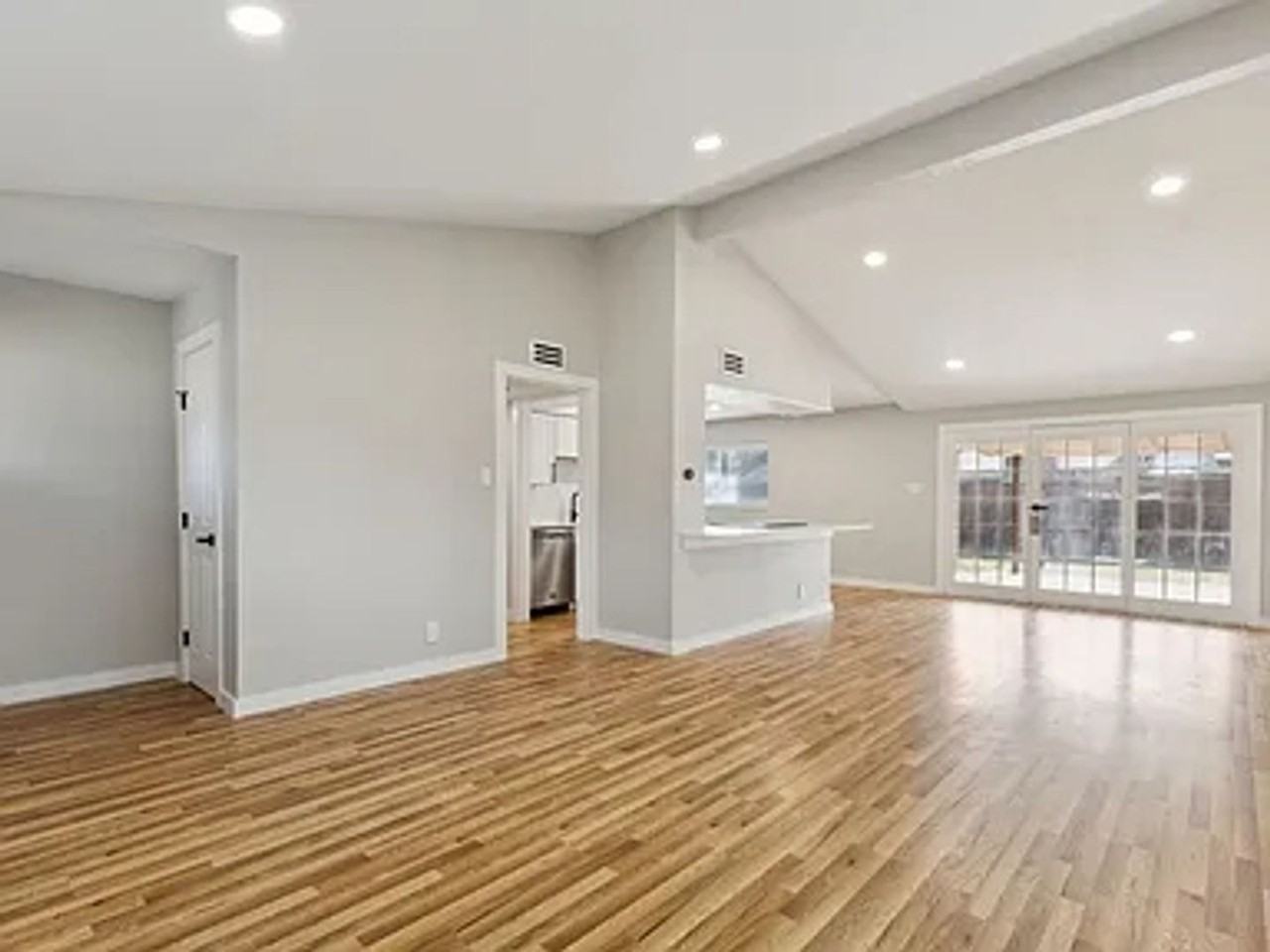 827 Greenhaven Dr - Photo 3 of 23