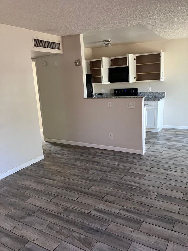 3036 N Edith Blvd - Photo 2 of 9