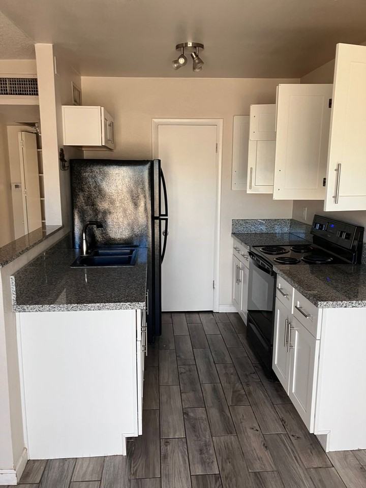 3036 N Edith Blvd - Photo 3 of 9