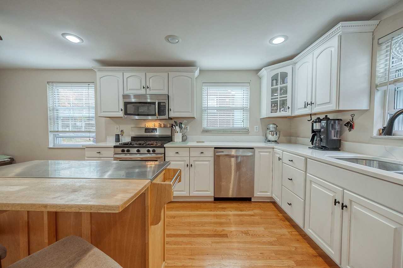 647 7th St - Photo 2 of 9