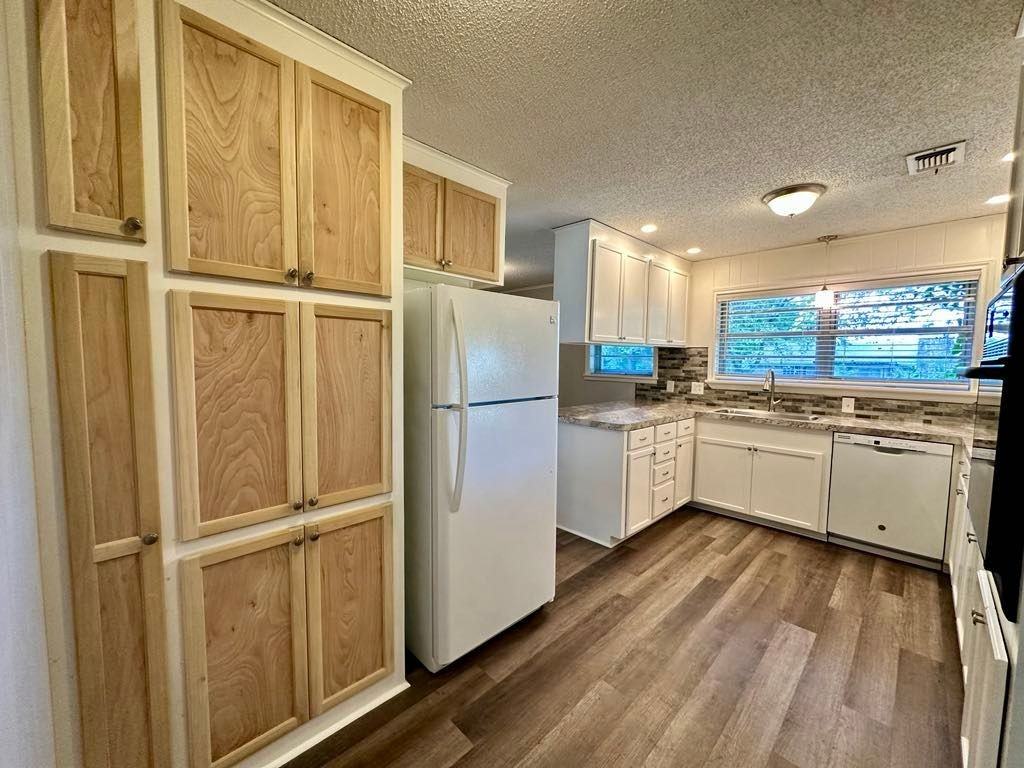 3710 Hillside Dr - Photo 3 of 12