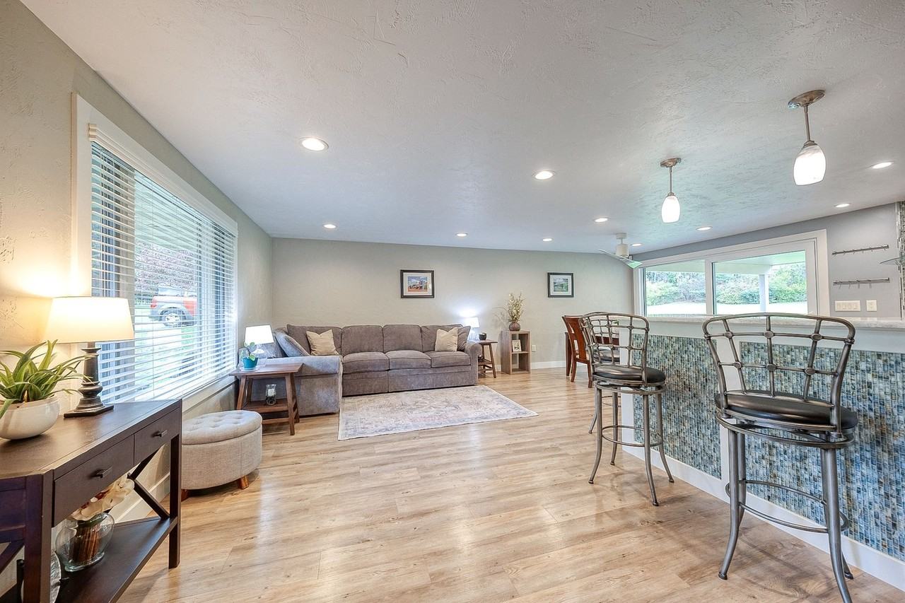 748 14th St - Photo 3 of 20