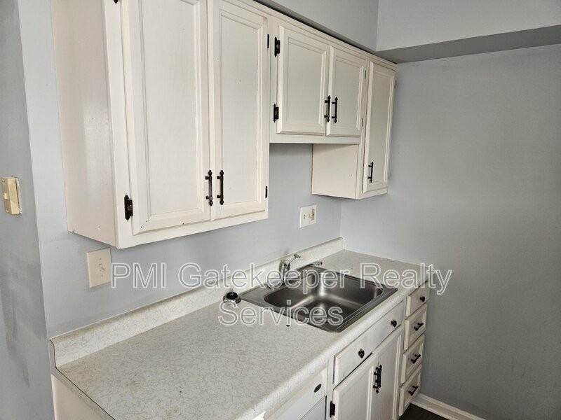 1735 Mills Ave - Photo 4 of 14
