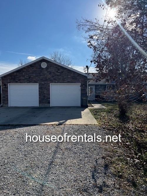 907 Pear St apt B - Photo 2 of 9