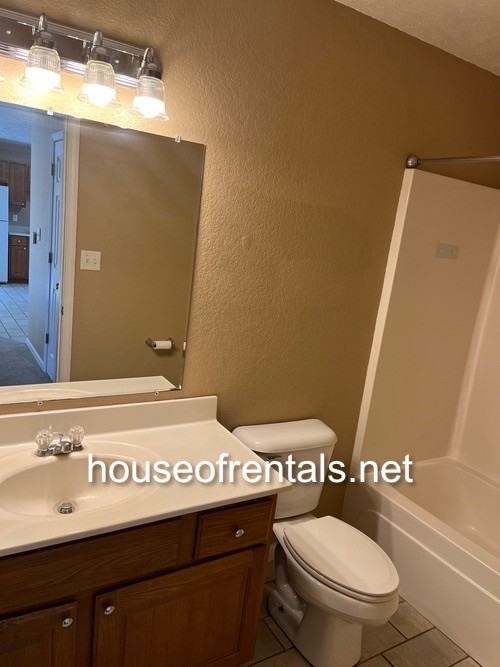 907 Pear St apt B - Photo 3 of 9