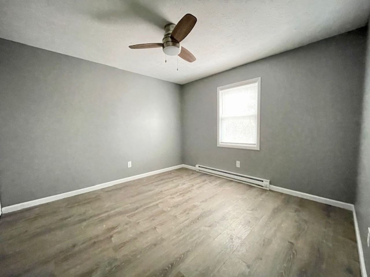 1404 Peachtree Dr - Photo 3 of 6