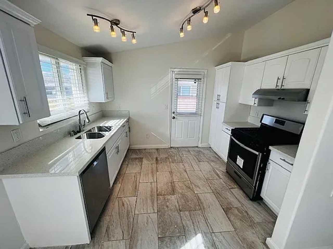 403 E Lingard St - Photo 2 of 8