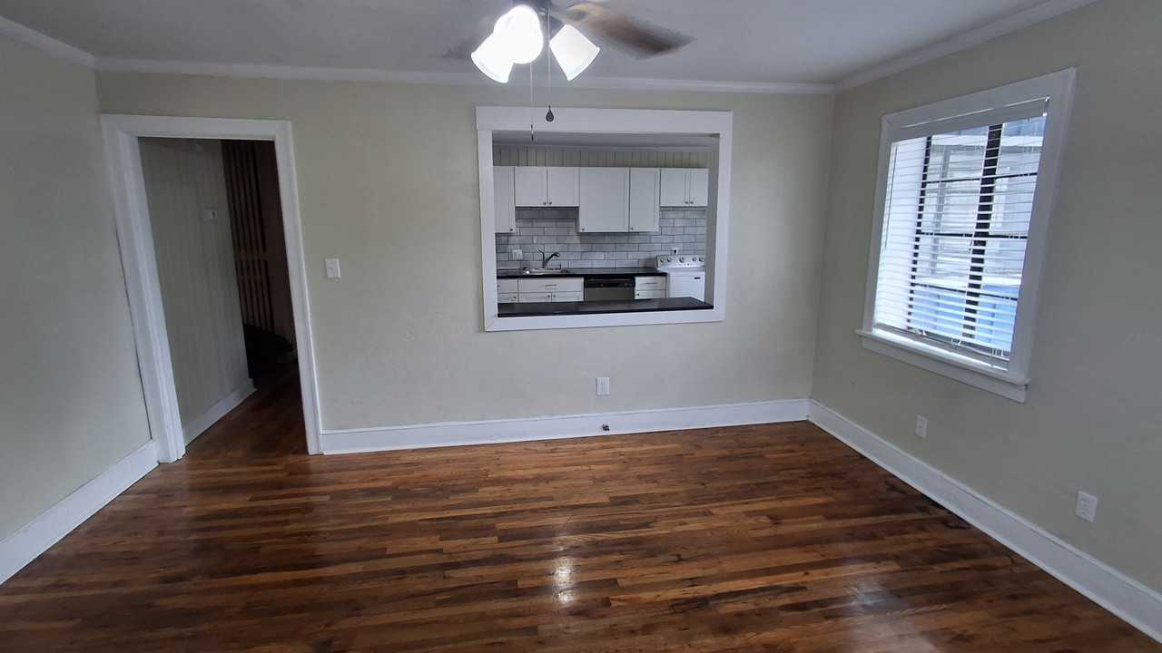 306 Maplewood Ave Ne #B - Photo 6 of 10