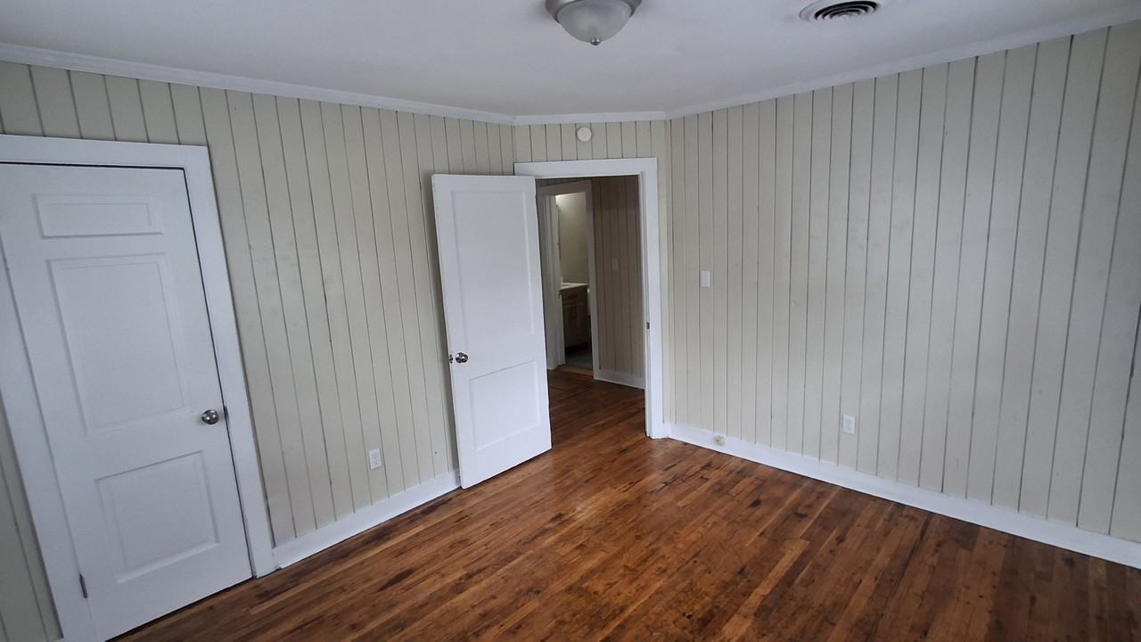 306 Maplewood Ave Ne #B - Photo 7 of 10