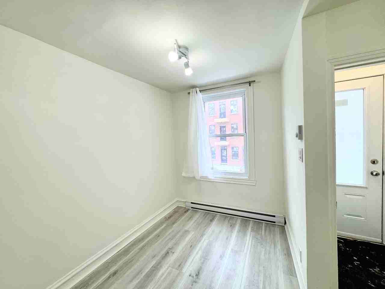 2073 Rue Cuvillier - Photo 2 of 9