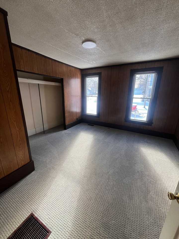 718 E 5th St - Photo 3 of 10