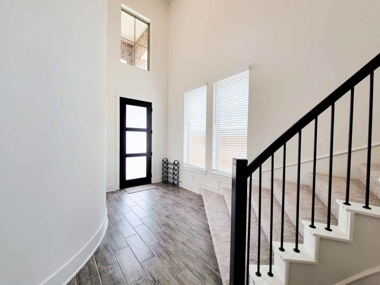 7010 Winterberry Glen Ln - Photo 6 of 45