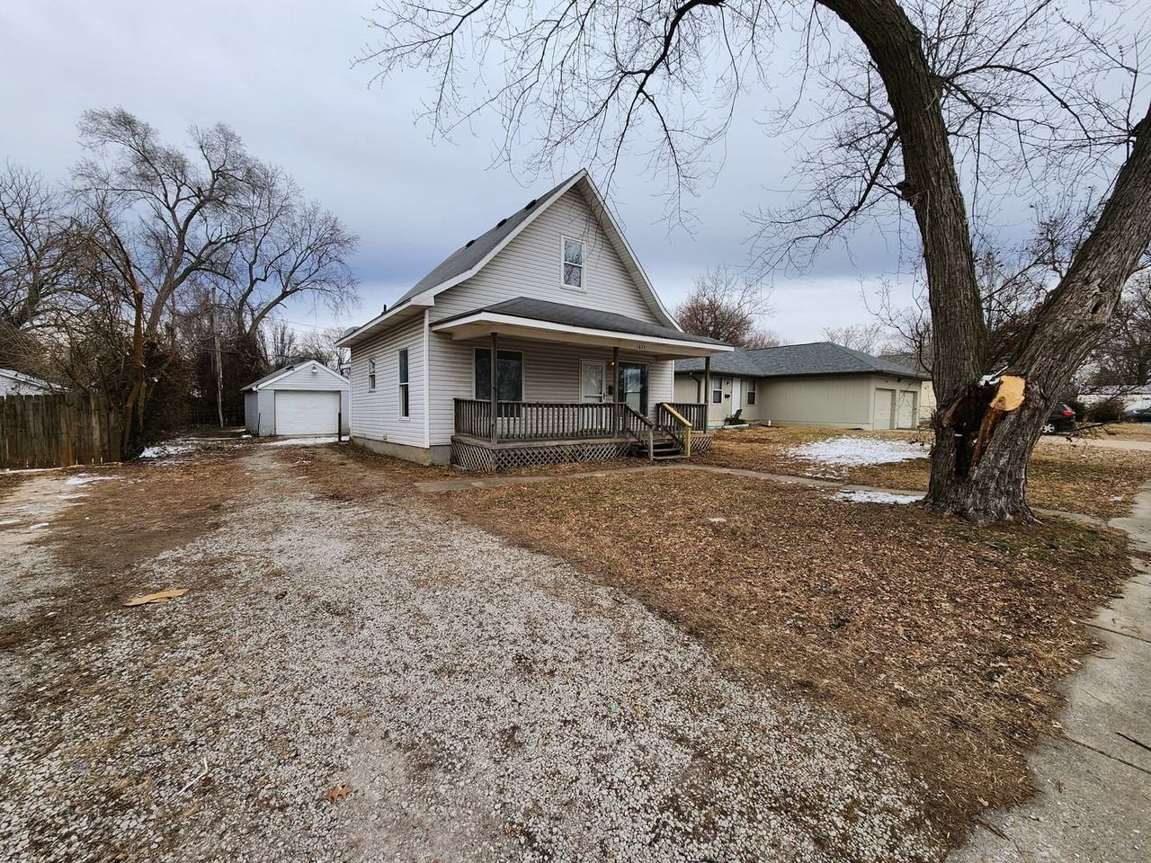 1615 W Chestnut St - Photo 3 of 28