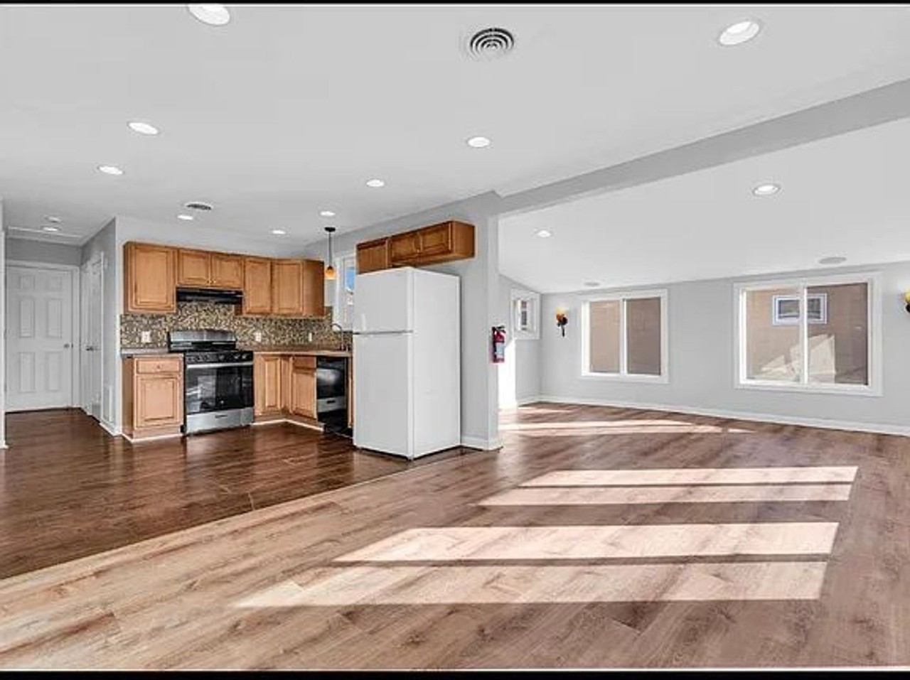 104 E Hudson Dr - Photo 3 of 12