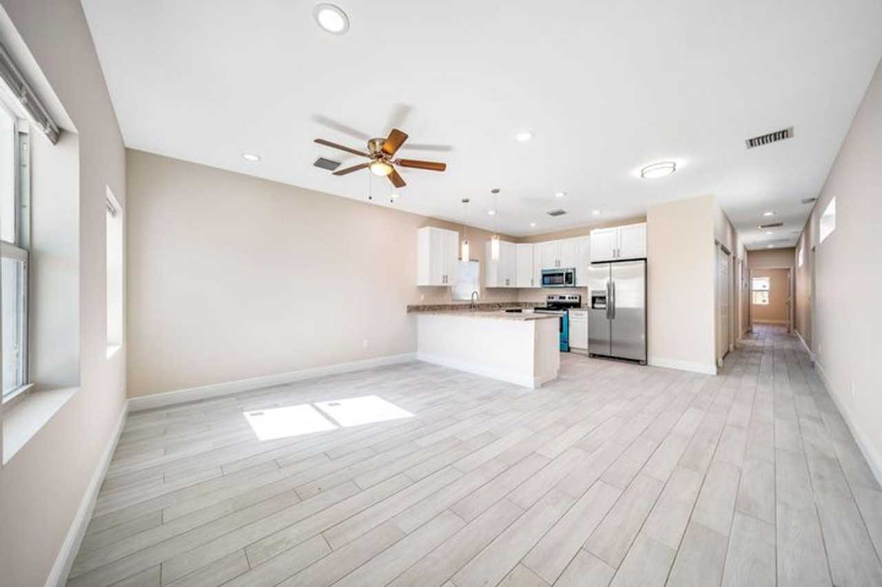 2710 Nokomis Ave - Photo 3 of 29