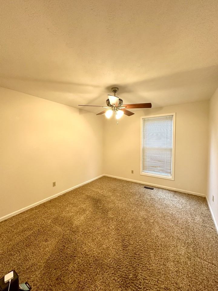 102 Keri Dr - Photo 3 of 15