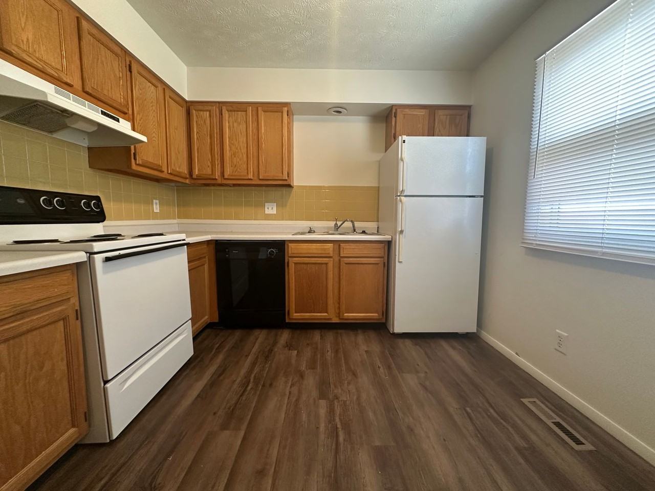 101 E. Lincoln - Photo 7 of 14