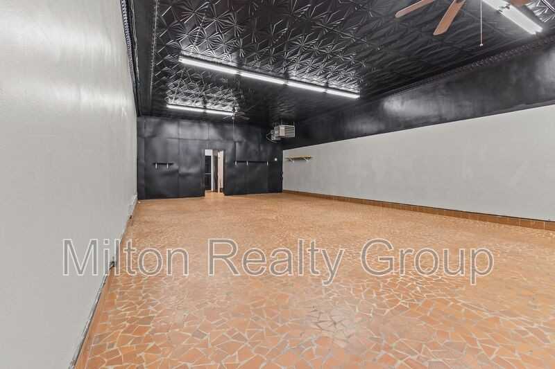 1009 S Main St - Photo 2 of 18