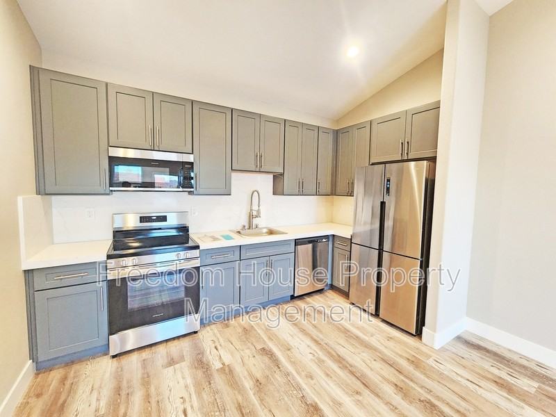 2071 S Highland Ave - Photo 6 of 22