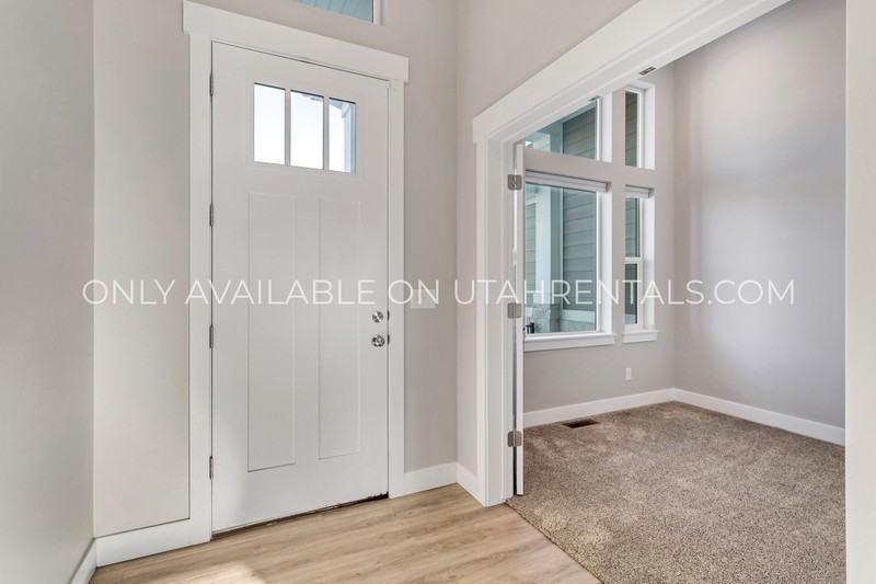 693 Spruce Way - Photo 2 of 48