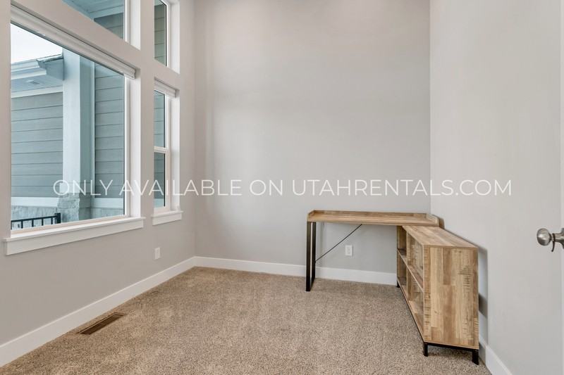 693 Spruce Way - Photo 3 of 48
