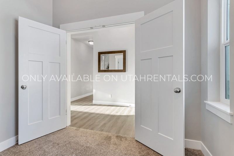 693 Spruce Way - Photo 4 of 48