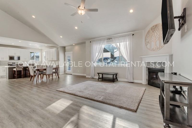 693 Spruce Way - Photo 5 of 48
