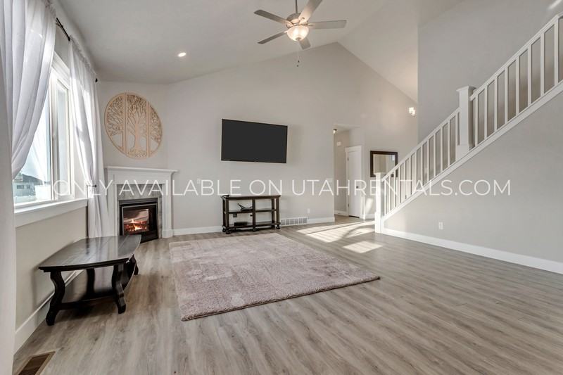 693 Spruce Way - Photo 7 of 48