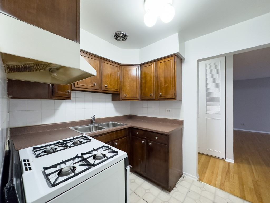 525 W Oakdale Ave #321 - Photo 2 of 21