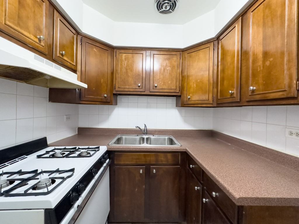 525 W Oakdale Ave #321 - Photo 3 of 21