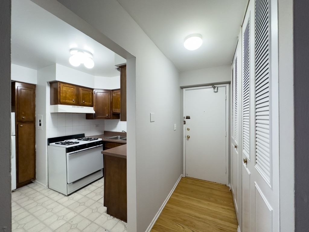 525 W Oakdale Ave #321 - Photo 4 of 21
