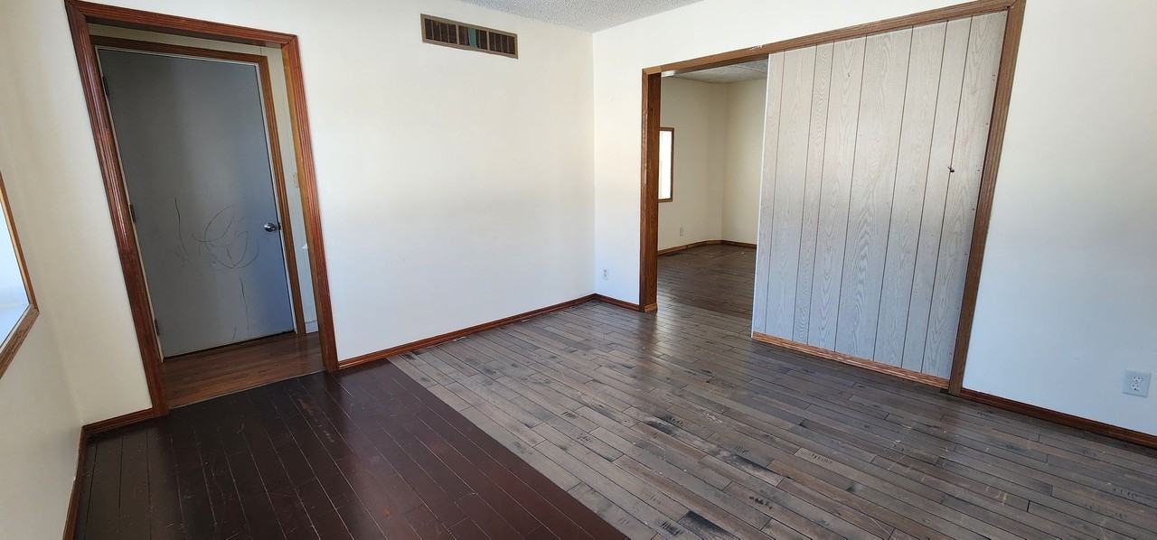 1001 1st Ave Nw - Photo 3 of 11