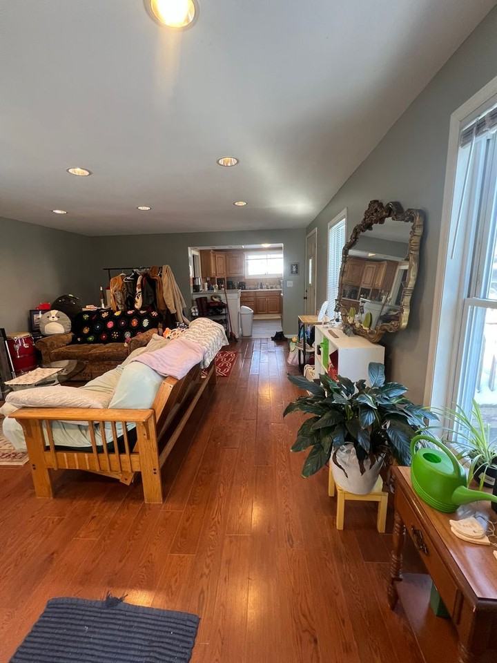 921 E 8th St - Photo 3 of 13