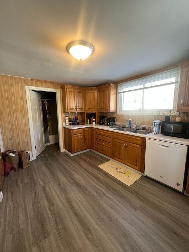 921 E 8th St - Photo 6 of 13