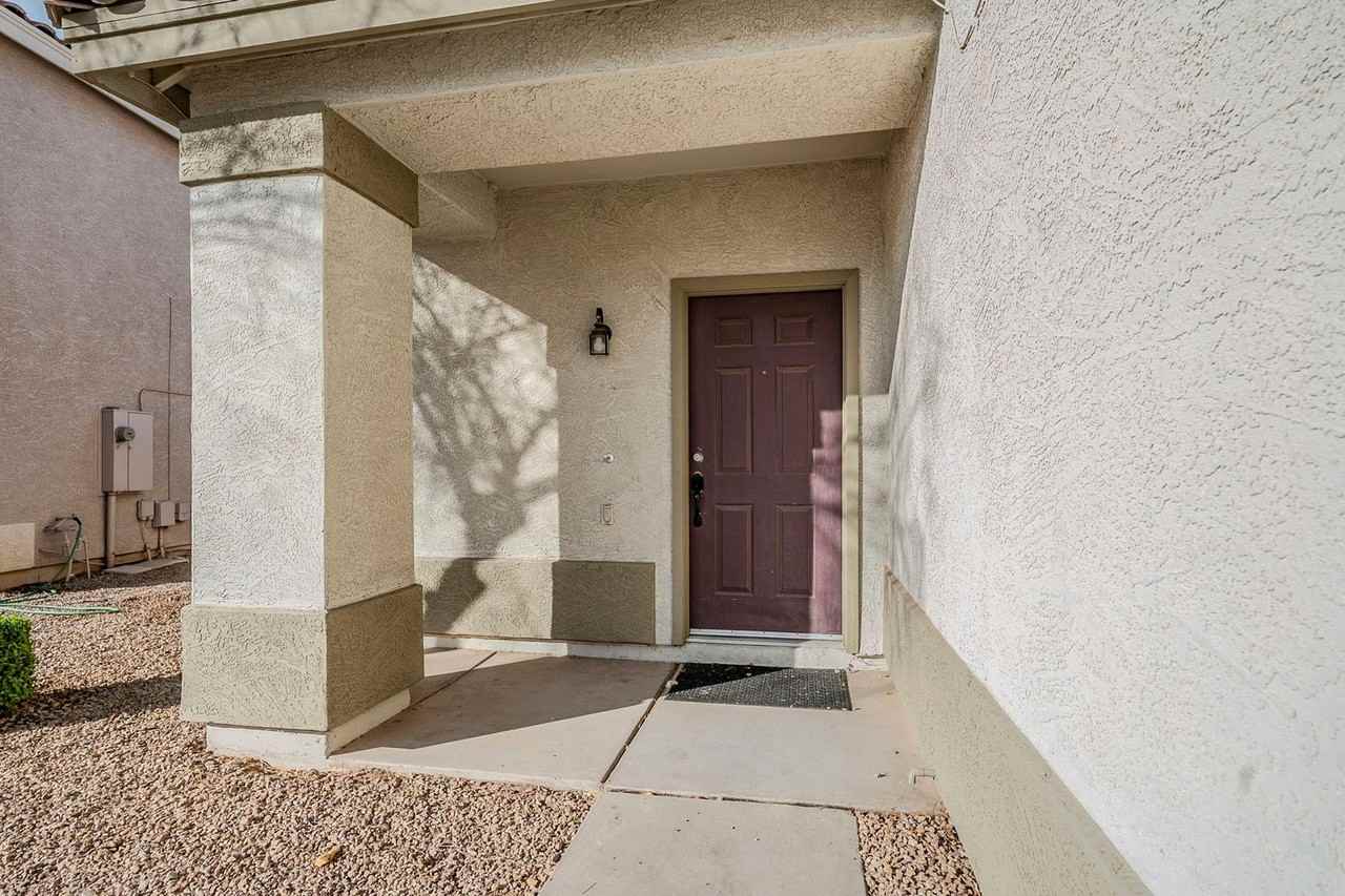 561 E Reflection Pl - Photo 4 of 39