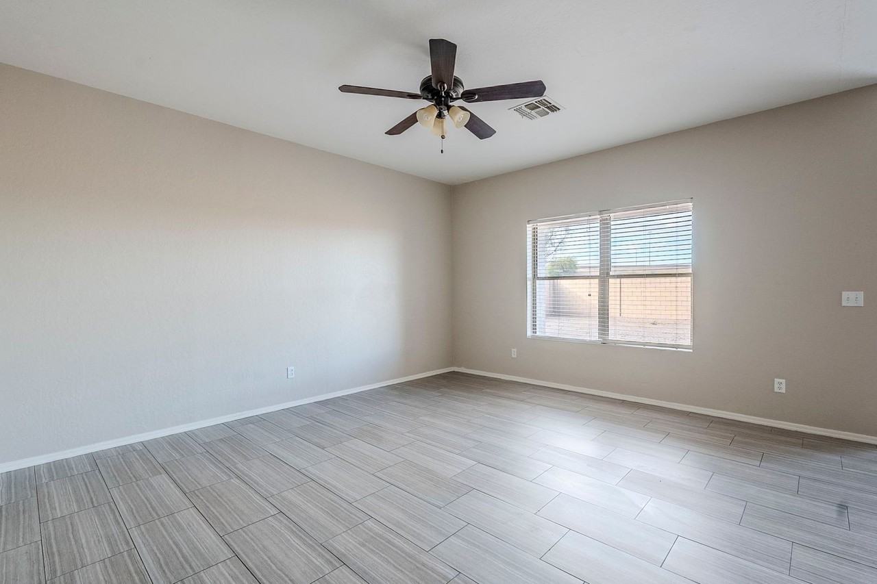 561 E Reflection Pl - Photo 5 of 39