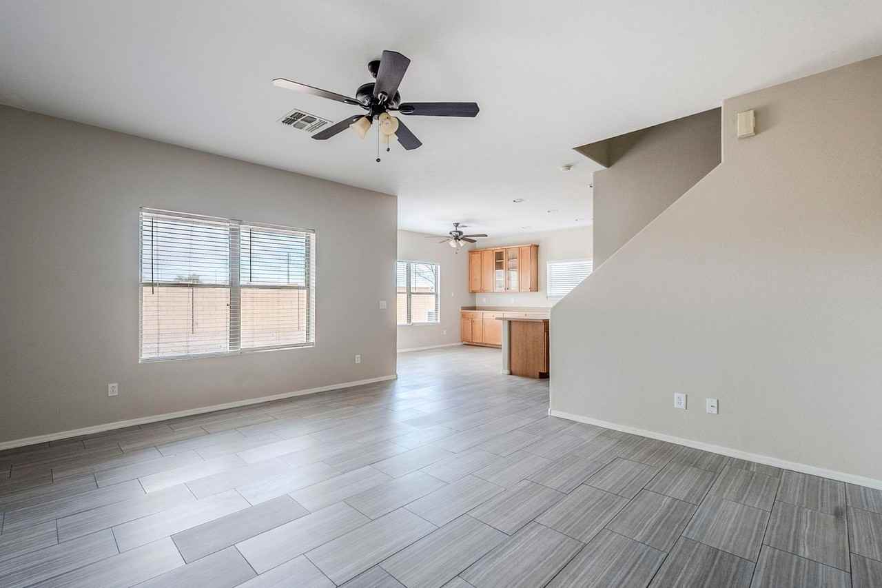 561 E Reflection Pl - Photo 6 of 39