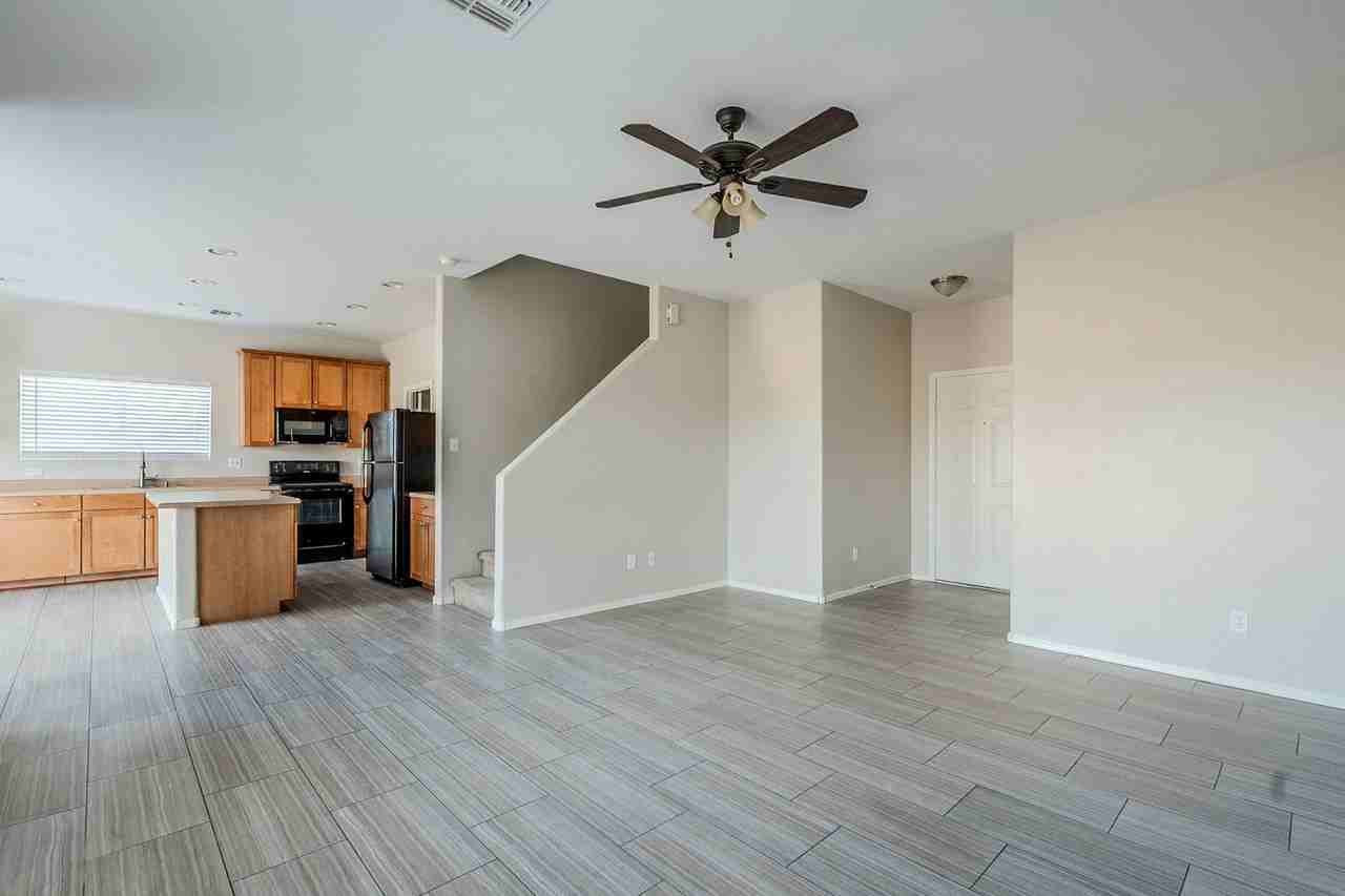 561 E Reflection Pl - Photo 7 of 39