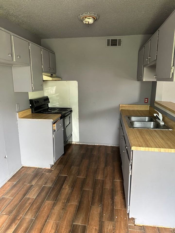 1116 Flat Rock Cir - Photo 3 of 6