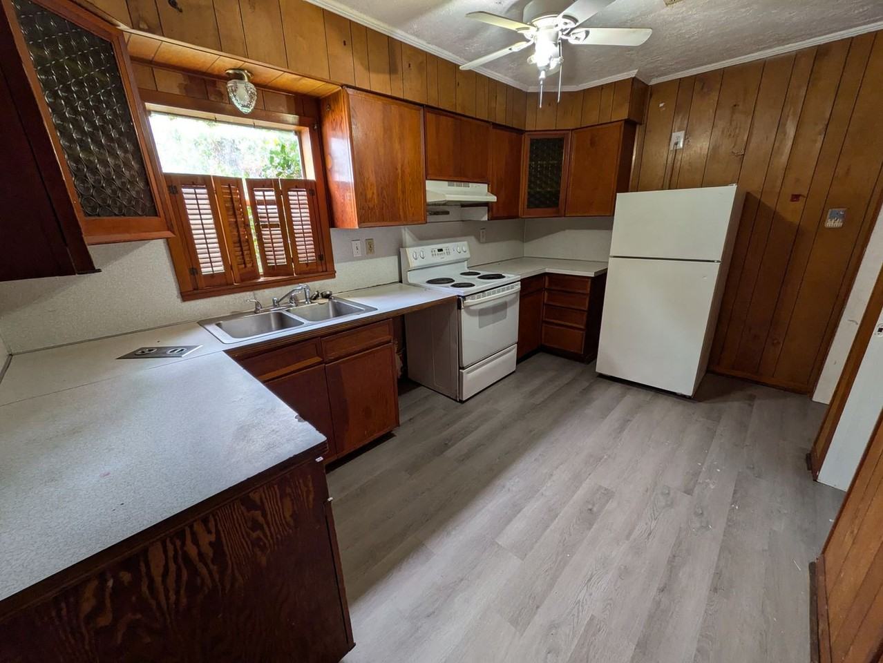 495 Iowa St - Photo 3 of 11