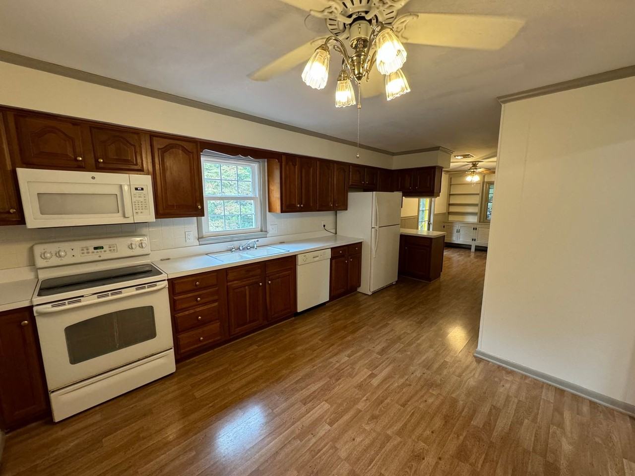 27 Springwood Ave - Photo 3 of 29