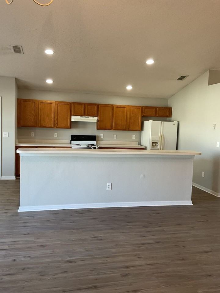 1001 Lake Charles Dr - Photo 4 of 27