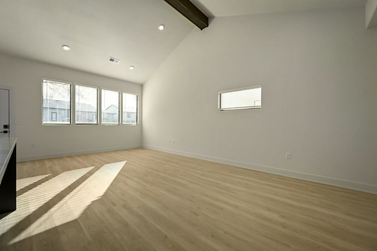 256 N Franklin St - Photo 5 of 15